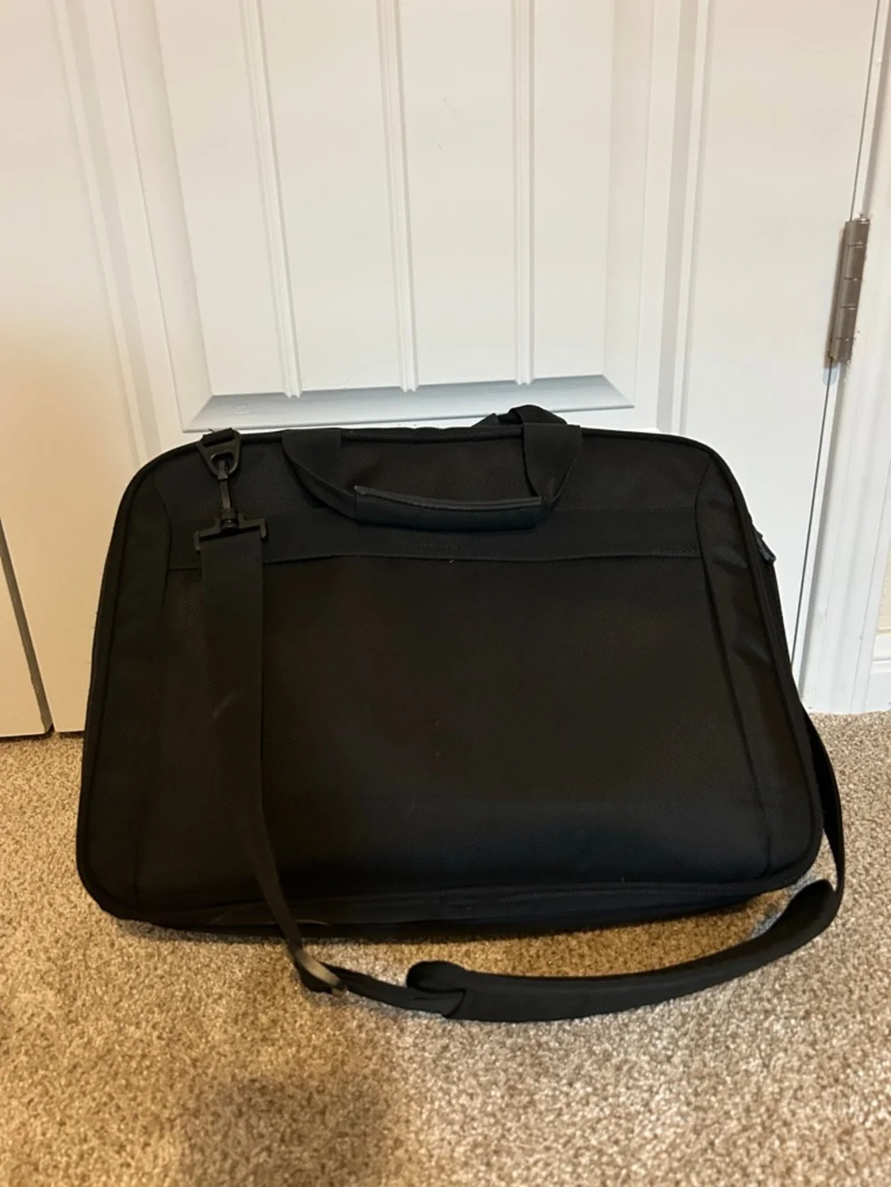 Targus Black Laptop Messenger Bag with Shoulder Strap